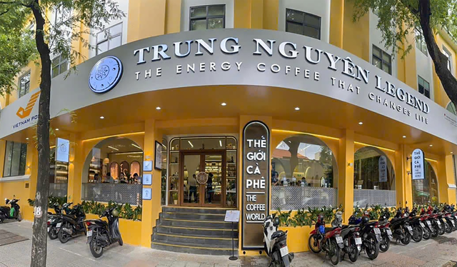 Thế giới cà phê Trung Nguyên Legend hiện diện ấn tượng tại khuôn viên tòa nhà Bưu điện Tp. HCM, công trình kiến trúc biểu tượng nổi tiếng, mang đến không gian khám phá và trải nghiệm văn hóa cà phê Việt Nam đặc biệt cho du khách trong nước, quốc tế khi đến TP.HCM