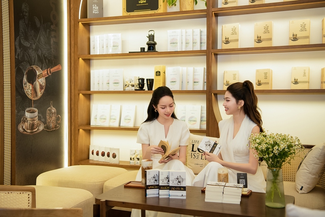 Hoa hậu Thanh Thủy, Á hậu Ngọc Thảo thưởng thức hương vị ly cà phê sữa đá tuyệt ngon bên những cuốn sách quý nền tảng đổi đời trong không gian Thế giới cà phê Trung Nguyên Legend - nơi hội tụ tinh hoa 3 nền văn minh cà phê thế giới