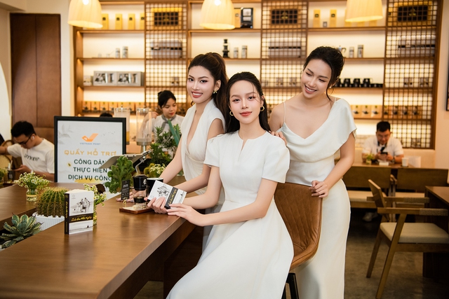 Hoa hậu Thanh Thủy, Á hậu Ngọc Thảo, Nhà thiết kế - Họa sĩ Anh Thư thích thú trải nghiệm cà phê và khám phá không gian Thế giới cà phê Trung Nguyên Legend tại Bưu điện TP.HCM