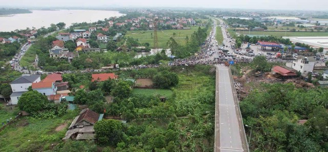 Vụ sập cầu Phong Châu: Cấm mọi phương tiện qua cầu Trung Hà- Ảnh 4.