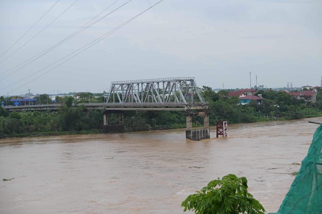 Vụ sập cầu Phong Châu: Cấm mọi phương tiện qua cầu Trung Hà- Ảnh 3.