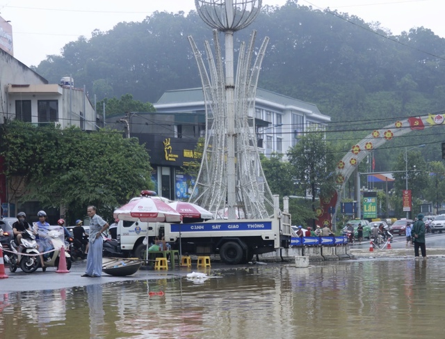 Nước lũ cô lập 3.500 ngôi nhà ở TP.Yên Bái- Ảnh 9.