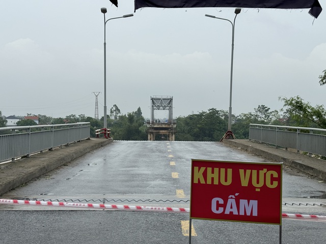 Đau lòng vụ sập cầu Phong Châu: Thất thần chờ tin người thân- Ảnh 1.