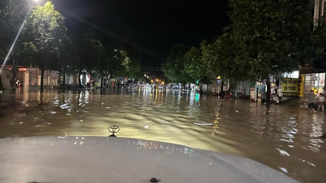 Lũ sông Cầu tràn vào TP.Thái Nguyên, chính quyền xuyên đêm sơ tán dân- Ảnh 4.