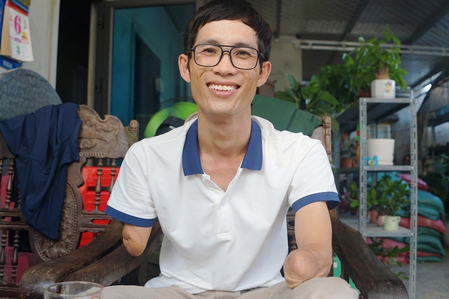 Nghị lực của chàng thạc sĩ nông nghiệp mất hai tay- Ảnh 2.