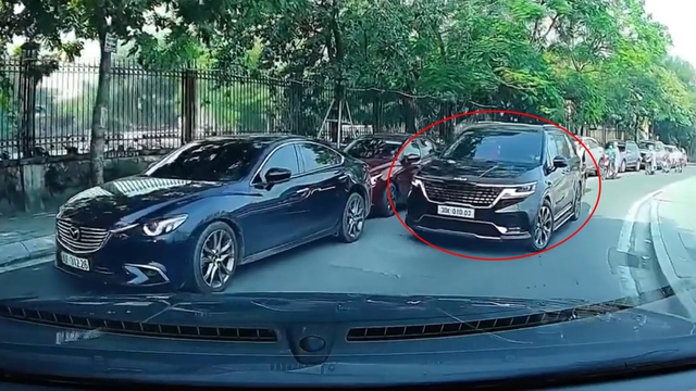 Tài xế lái ô tô kiểu 'khôn vặt', cướp làn ngược chiều gây phẫn nộ- Ảnh 1.