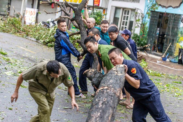 Nhắc nhau đóng góp, giúp đỡ đồng bào vượt qua bão lũ- Ảnh 1.