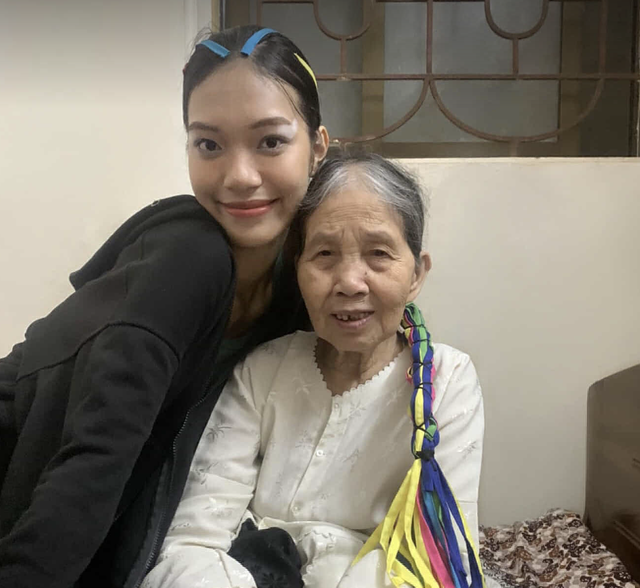 Bà ngoại cùng cháu gái 'thử thách' ăn pizza, uống trà sữa- Ảnh 3. Bà ngoại cùng cháu gái 'thử thách' ăn pizza, uống trà sữa- Ảnh 3.