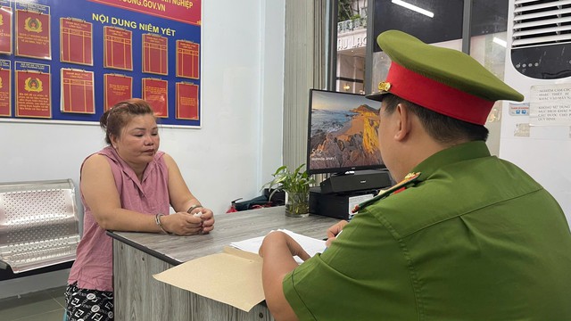 Bắt khẩn cấp 2 vợ chồng h&agrave;nh hung t&agrave;i xế c&ocirc;ng nghệ giữa trung t&acirc;m Q.1- Ảnh 1.