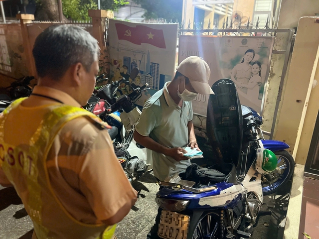 Ngày đầu tăng mức phạt, tài xế bị trừ 10/12 điểm vì vi phạm nồng độ cồn- Ảnh 3. Ngày đầu tăng mức phạt, tài xế bị trừ 10/12 điểm vì vi phạm nồng độ cồn- Ảnh 3.