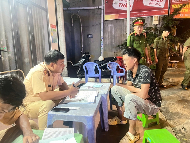 Ngày đầu tăng mức phạt, tài xế bị trừ 10/12 điểm vì vi phạm nồng độ cồn- Ảnh 2. Ngày đầu tăng mức phạt, tài xế bị trừ 10/12 điểm vì vi phạm nồng độ cồn- Ảnh 2.