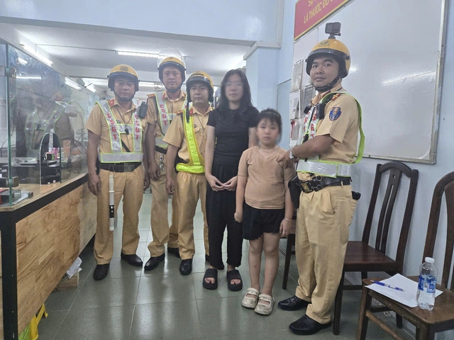 CSGT TP.HCM tìm người thân cho bé gái đi lạc trong đêm bắn pháo hoa- Ảnh 1.
