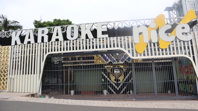 B&igrave;nh Phước: Đột k&iacute;ch giải cứu 12 c&ocirc; g&aacute;i tại qu&aacute;n karaoke- Ảnh 1.