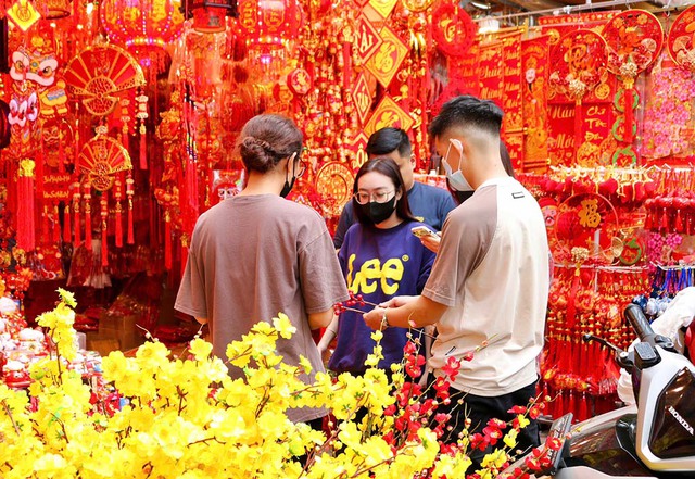 Lao động trẻ ngóng chờ... thưởng tết- Ảnh 1. Lao động trẻ ngóng chờ... thưởng tết- Ảnh 1.