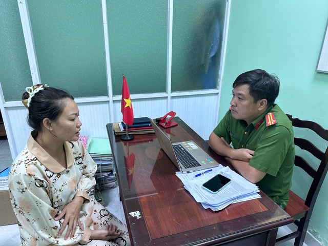 Bắt khẩn cấp người phụ nữ h&agrave;nh hung nh&acirc;n vi&ecirc;n đường sắt ở TP.Thủ Đức- Ảnh 1.