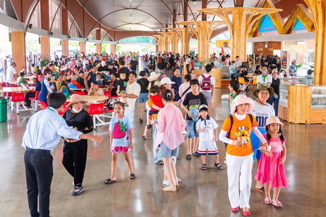 Sơn Tiên đón hàng triệu du khách hàng năm