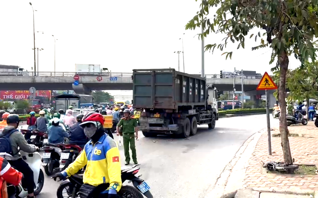 Trên đường lãnh lương hưu về, cụ ông bị xe tải cuốn vào gầm- Ảnh 1.