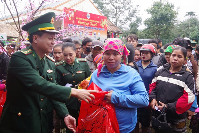 Biên phòng Quảng Trị tặng quà, mang tết đến sớm với đồng bào vùng núi- Ảnh 2.