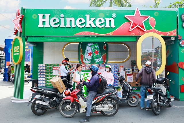 Các gian hàng Heineken thu hút đông đảo người tiêu dùng tham quan, mua sắm dịp Tết này