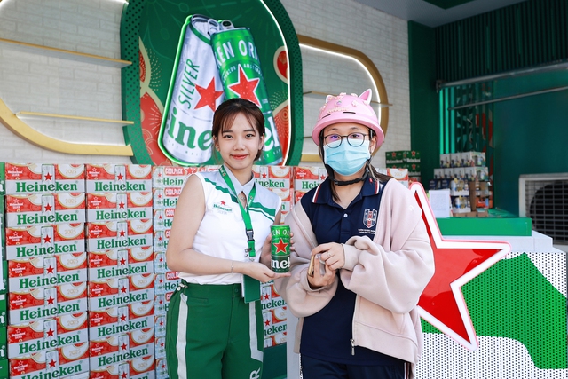 Các gian hàng Heineken thu hút đông đảo người tiêu dùng tham quan, mua sắm dịp Tết này