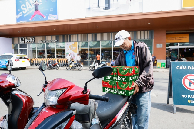 Người dùng háo hức mang Heineken về, chuẩn bị cho một mùa Tết mới rộn ràng