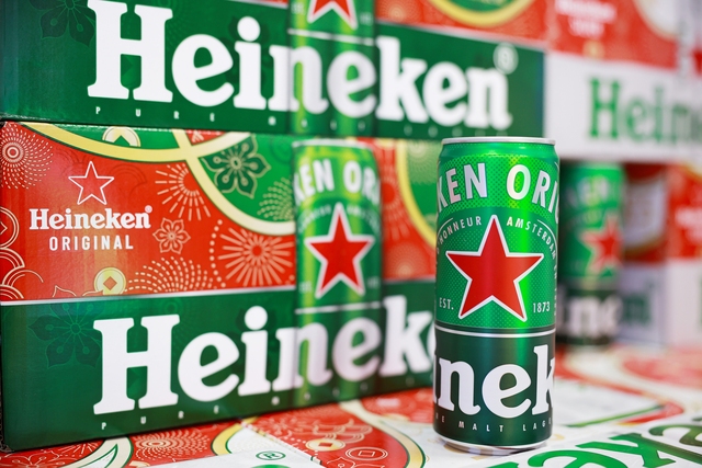 Heineken Phiên bản lễ hội 2025 với thiết kế độc đáo, bắt mắt là điểm nhấn ấn tượng trên các kệ hàng đón Tết Ất Tỵ.