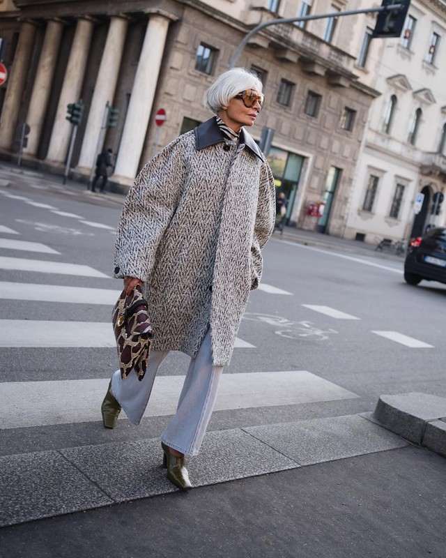 Going down the street with jeans and beautiful jackets - Photo 5.