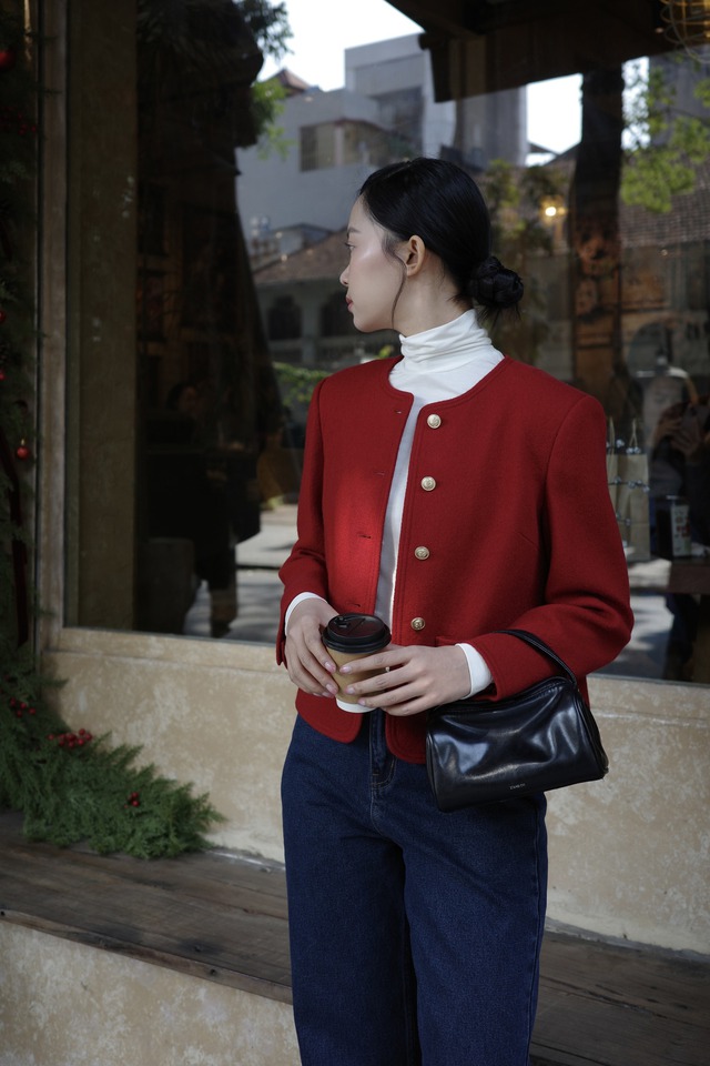 Going down the street with jeans and beautiful jackets - Photo 8.