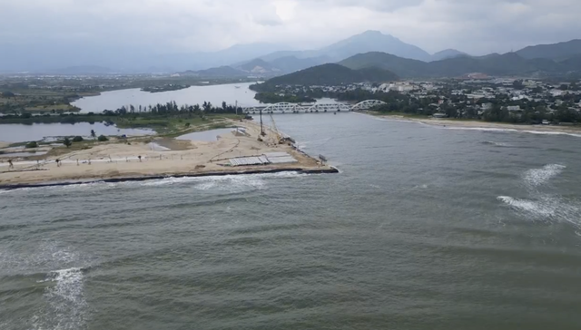 Chủ đầu tư gây sạt lở phải xây kè bảo vệ khẩn cấp đường dây trung thế- Ảnh 1. Chủ đầu tư gây sạt lở phải xây kè bảo vệ khẩn cấp đường dây trung thế- Ảnh 1.