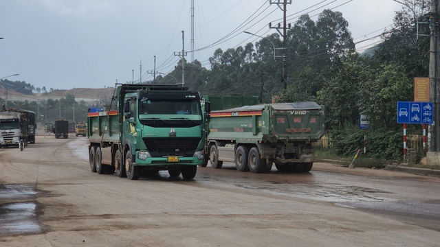 Lo ngại xe tải chở đất gây ô nhiễm, mất an toàn giao thông ở Quy Nhơn- Ảnh 3.