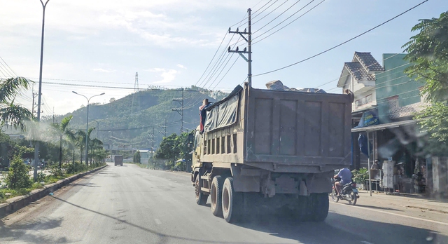 Lo ngại xe tải chở đất gây ô nhiễm, mất an toàn giao thông ở Quy Nhơn- Ảnh 13.