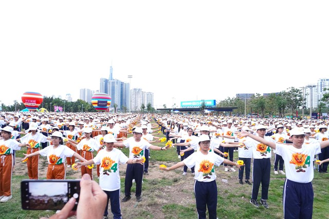 Chi Pu biểu diễn tại lễ khánh thành công viên Sáng Tạo ở bờ sông Sài Gòn- Ảnh 7.