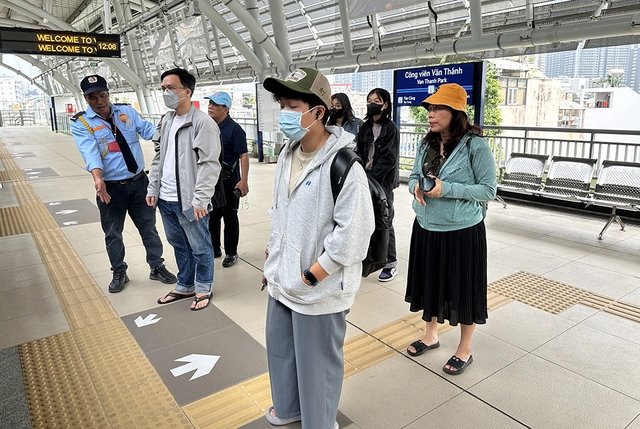 Đi metro rất cần ứng xử văn minh, hiện đại- Ảnh 1.