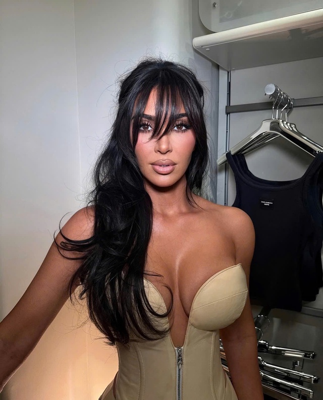 Kim Kardashian criticized for promoting business amid wildfire disaster - Photo 1.