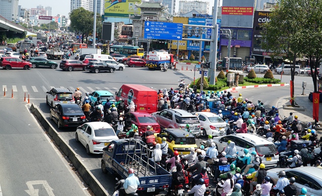 CSGT TP.HCM: Xe đông nhưng giao thông có diện mạo mới sau 15 ngày Nghị định 168- Ảnh 1.