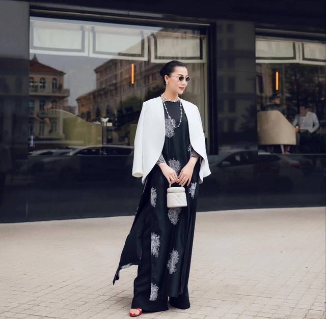 Create a striking style when combining a blazer and ao dai for spring - Photo 4.