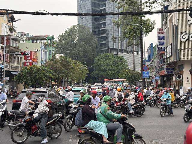 Sau tiệc cuối năm, nhiều người 'khóc ròng' vì không đặt được taxi, xe công nghệ- Ảnh 3.