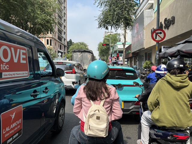 Sau tiệc cuối năm, nhiều người 'khóc ròng' vì không đặt được taxi, xe công nghệ- Ảnh 2.