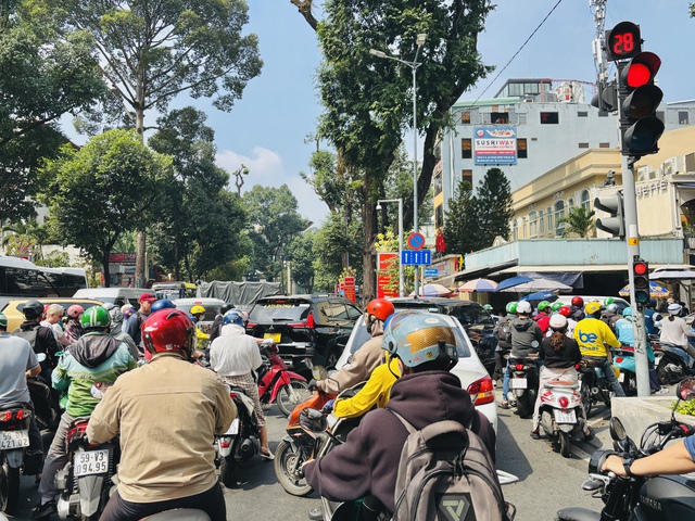 Sau tiệc cuối năm, nhiều người 'khóc ròng' vì không đặt được taxi, xe công nghệ- Ảnh 1.