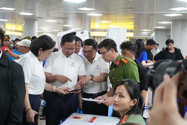 Nhấn vào ảnh để phóng to UBND TP.HCM phát động 'hãy trở thành công dân số TP.HCM'- Ảnh 5.