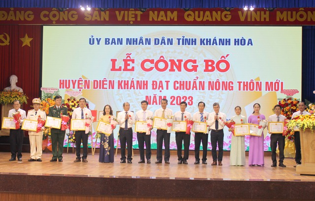 UBND H.Diên Khánh tặng bằng khen cho 13 tập thể có thành tích xuất sắc trong phong trào xây dựng NTM