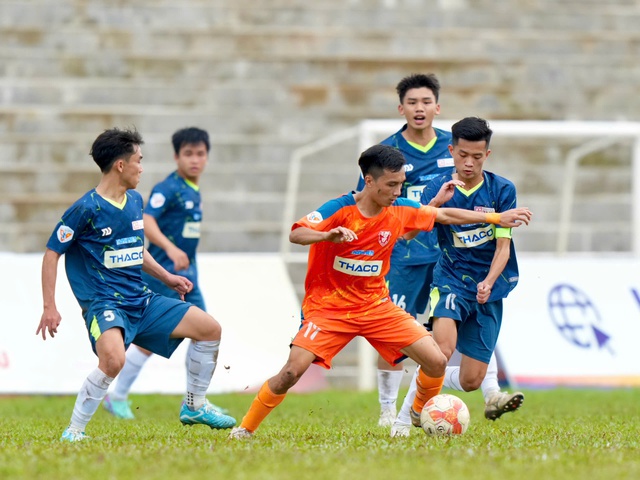 'Bác sĩ tương lai' đội ĐH Huế mang theo sách vở vừa ôn thi vừa đá bóng- Ảnh 2.