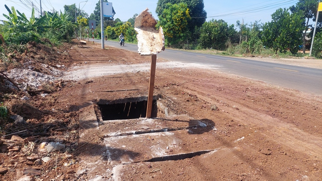 Hố sâu nguy hiểm- Ảnh 1.