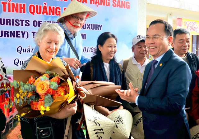 Tàu hạng sang liên tiếp dừng ở các điểm đến miền Trung- Ảnh 2.