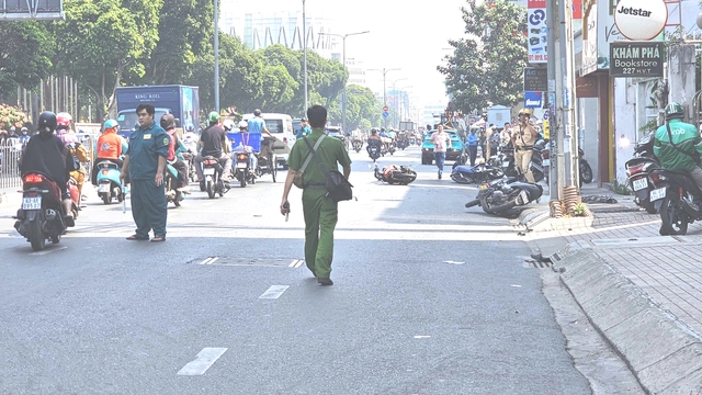 'Xe điên' tông nhiều ô tô, xe máy trên đường- Ảnh 1.