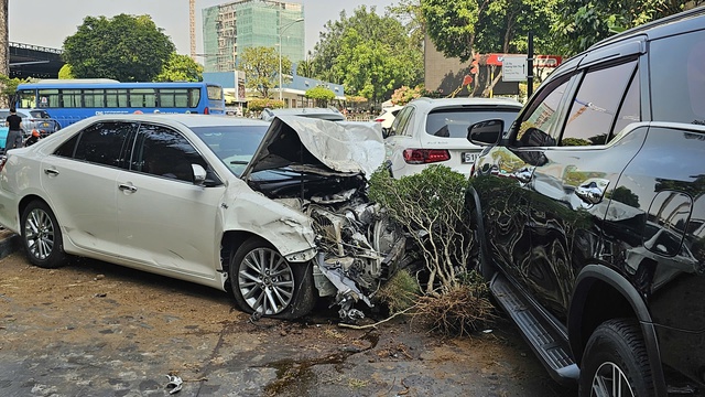 'Xe điên' tông nhiều ô tô, xe máy trên đường- Ảnh 2.