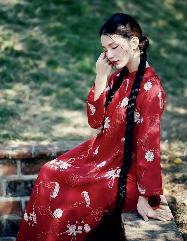 Floral dresses and patterned outfits'awaken' the blooming spring garden - Photo 14.