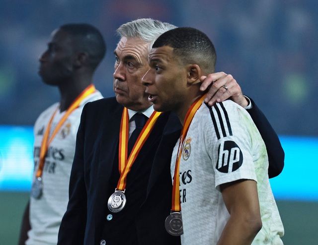 HLV Ancelotti an ủi Mbappe