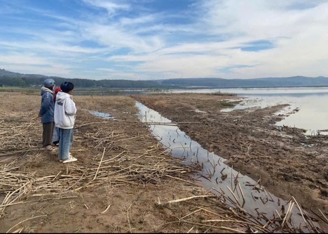 2 ch&aacute;u b&eacute; đuối nước tử vong khi chơi ở l&ograve;ng hồ thủy điện- Ảnh 1.