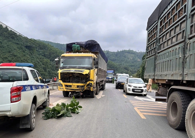 Quảng Trị: Tai nạn trên QL9, 2 người tử vong, giao thông ùn tắc- Ảnh 1.